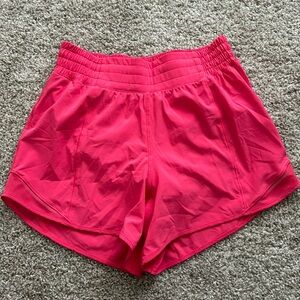 Lululemon high rise Hotty hot 4in shorts size 4, lipgloss